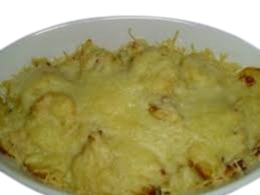 Bratkartoffeln mit Zwiebeln, Putenschinken, Peperoni und mit Käse überbacken
